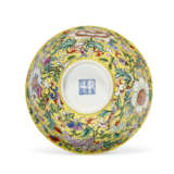 A RARE AND FINELY ENAMELED FAMILLE ROSE YELLOW-GROUND BOWL - фото 4