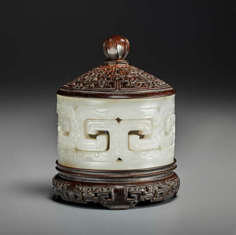 A VERY RARE WHITE JADE RETICULATED PERFUMIER - Foto 2