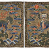 A RARE PAIR OF EMBROIDERED GOLD-GROUND RANK BADGES OF QILIN, BUZI - Foto 1
