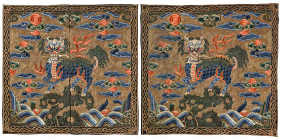 A RARE PAIR OF EMBROIDERED GOLD-GROUND RANK BADGES OF QILIN, BUZI - Foto 1