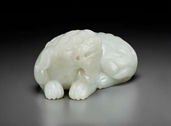 A FINELY CARVED PALE GREYISH-WHITE JADE FIGURE OF A RECUMBENT MYTHICAL BEAST - Foto 3