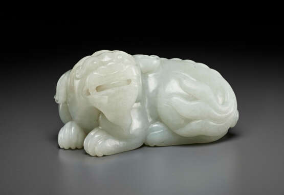 A FINELY CARVED PALE GREYISH-WHITE JADE FIGURE OF A RECUMBENT MYTHICAL BEAST - Foto 4