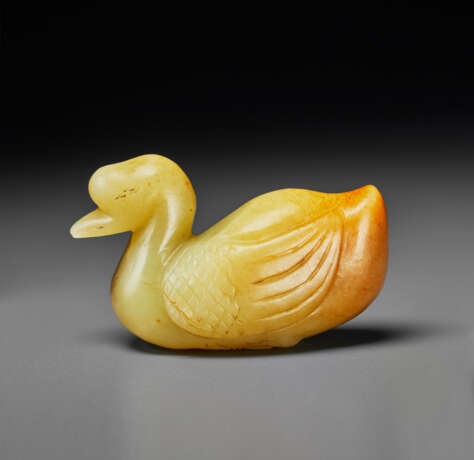 A YELLOW AND RUSSET JADE FIGURE OF A GOOSE - photo 1