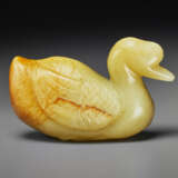 A YELLOW AND RUSSET JADE FIGURE OF A GOOSE - Foto 2