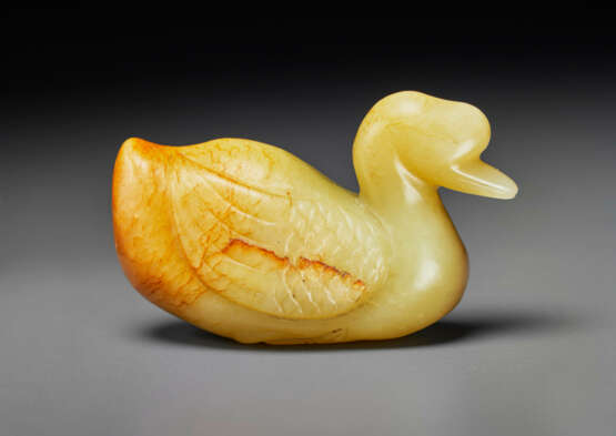 A YELLOW AND RUSSET JADE FIGURE OF A GOOSE - фото 2