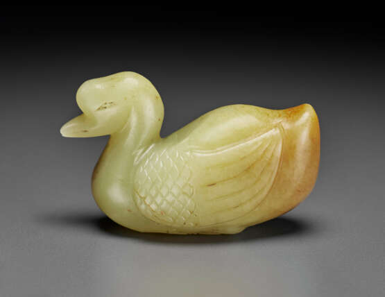 A YELLOW AND RUSSET JADE FIGURE OF A GOOSE - Foto 3