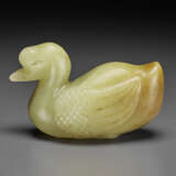 A YELLOW AND RUSSET JADE FIGURE OF A GOOSE - photo 3