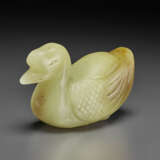 A YELLOW AND RUSSET JADE FIGURE OF A GOOSE - Foto 4