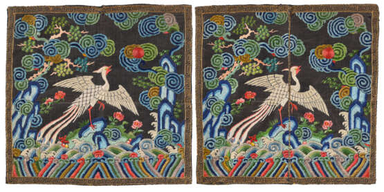 A PAIR OF EMBROIDERED BLACK GAUZE RANK BADGES OF PARADISE FLYCATCHERS, BUZI - фото 1