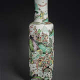 A MASSIVE AND SUPERBLY DECORATED FAMILLE VERTE `ROMANCE OF THREE KINGDOMS’ ROULEAU VASE - photo 5