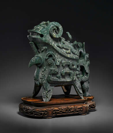 A RARE AND LARGE BLACKISH-GREEN JADE ARCHAISTIC GONG-FORM VESSEL AND COVER - Foto 1
