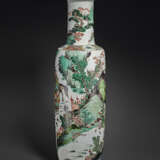 A MASSIVE AND SUPERBLY DECORATED FAMILLE VERTE `ROMANCE OF THREE KINGDOMS’ ROULEAU VASE - photo 6