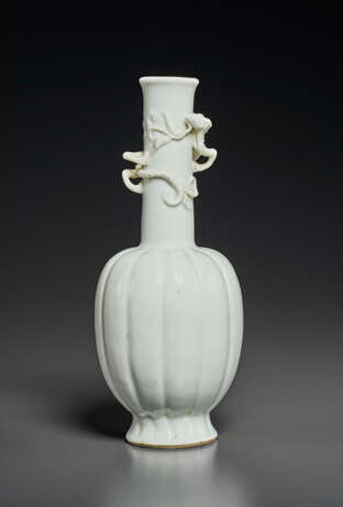 A SMALL WHITE-GLAZED LOBED `CHILONG’ BOTTLE VASE - фото 1