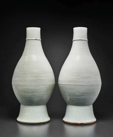 A VERY RARE PAIR OF LARGE INCISED WHITE-GLAZED VASES - фото 1