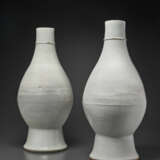 A VERY RARE PAIR OF LARGE INCISED WHITE-GLAZED VASES - фото 2