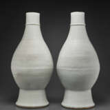A VERY RARE PAIR OF LARGE INCISED WHITE-GLAZED VASES - photo 3