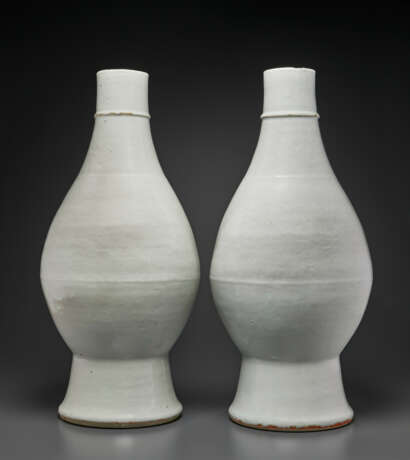 A VERY RARE PAIR OF LARGE INCISED WHITE-GLAZED VASES - фото 3