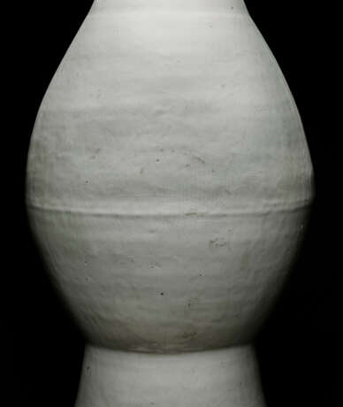 A VERY RARE PAIR OF LARGE INCISED WHITE-GLAZED VASES - фото 4
