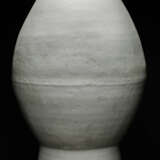 A VERY RARE PAIR OF LARGE INCISED WHITE-GLAZED VASES - photo 4