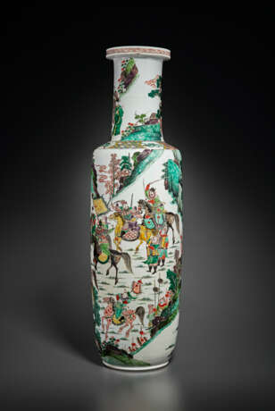 A MASSIVE AND SUPERBLY DECORATED FAMILLE VERTE `ROMANCE OF THREE KINGDOMS’ ROULEAU VASE - photo 7