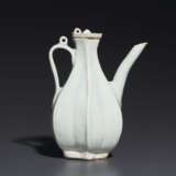 A SMALL QINGBAI EWER AND COVER - фото 1