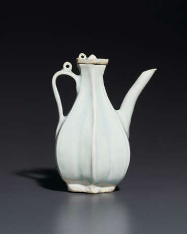 A SMALL QINGBAI EWER AND COVER - фото 1