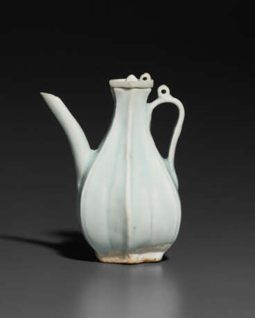 A SMALL QINGBAI EWER AND COVER - Foto 2