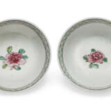 TWO FAMILLE ROSE TEABOWLS AND SAUCERS WITH COCKERELS - photo 2
