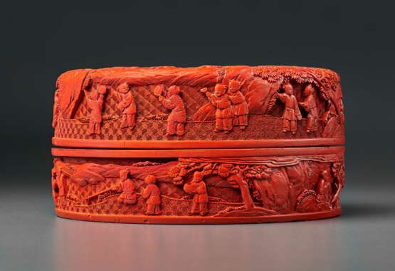 A RARE AND FINELY CARVED RED LACQUER `HUNDRED BOYS’ CIRCULAR BOX AND COVER - Foto 3