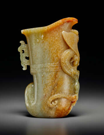 A PALE GREY AND RUSSET JADE RHYTON, GONG - Foto 2