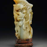 A PALE GREY AND RUSSET JADE RHYTON, GONG - фото 3