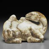 A MOTTLED GREY, BLACK AND RUSSET JADE FIGURE OF A RECUMBENT CAMEL - photo 1