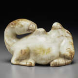 A MOTTLED GREY, BLACK AND RUSSET JADE FIGURE OF A RECUMBENT CAMEL - photo 2