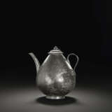 A RARE SILVER EWER AND COVER - Foto 1