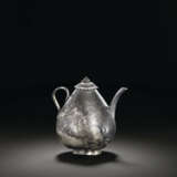 A RARE SILVER EWER AND COVER - Foto 2