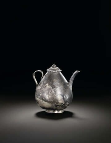 A RARE SILVER EWER AND COVER - Foto 2