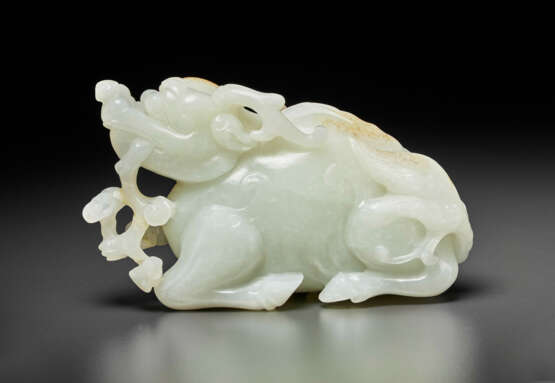 A VERY FINELY CARVED WHITE JADE FIGURE OF A RECUMBENT MYTHICAL BEAST - Foto 1