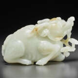 A VERY FINELY CARVED WHITE JADE FIGURE OF A RECUMBENT MYTHICAL BEAST - Foto 2