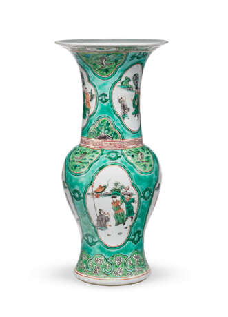 A SMALL FAMILLE VERTE GREEN-GROUND `PHOENIX-TAIL’ VASE - фото 1