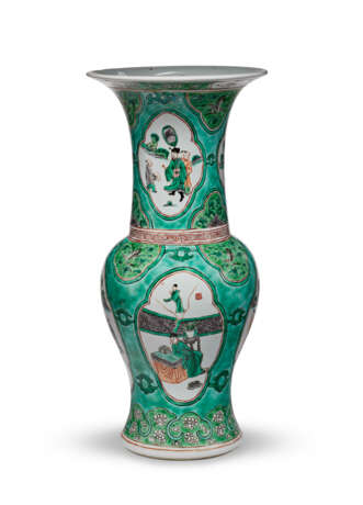 A SMALL FAMILLE VERTE GREEN-GROUND `PHOENIX-TAIL’ VASE - фото 2