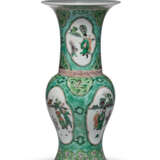 A SMALL FAMILLE VERTE GREEN-GROUND `PHOENIX-TAIL’ VASE - фото 3