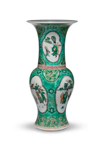 A SMALL FAMILLE VERTE GREEN-GROUND `PHOENIX-TAIL’ VASE - фото 3