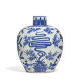 A BLUE AND WHITE `AUSPCIOUS CHARACTERS’ JAR - Foto 3