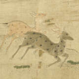 AN EXCEPTIONALLY RARE TWELVE-PANEL EMBROIDERED AND PAINTED `DEER AND CRANE` SCREEN - Foto 3