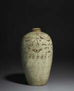 Cizhou Keramik. A VERY RARE PALE-GREEN GLAZED CIZHOU SGRAFFIATO VASE, MEIPING