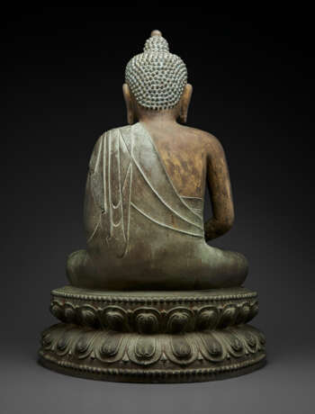 A PARCEL-GILT FIGURE OF BUDDHA - Foto 2