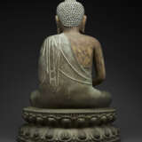 A PARCEL-GILT FIGURE OF BUDDHA - фото 2