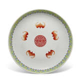 A FAMILLE ROSE AND IRON-RED DECORATED `BATS` DISH - Foto 1