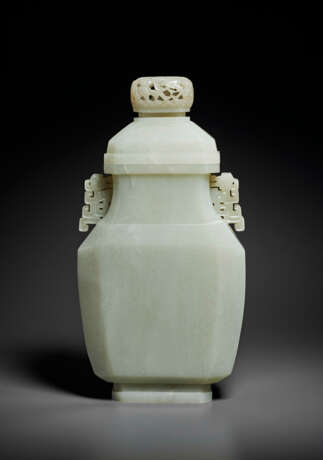 A LARGE PALE GREYISH-WHITE JADE VASE AND COVER - Foto 1