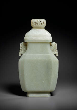 A LARGE PALE GREYISH-WHITE JADE VASE AND COVER - фото 2